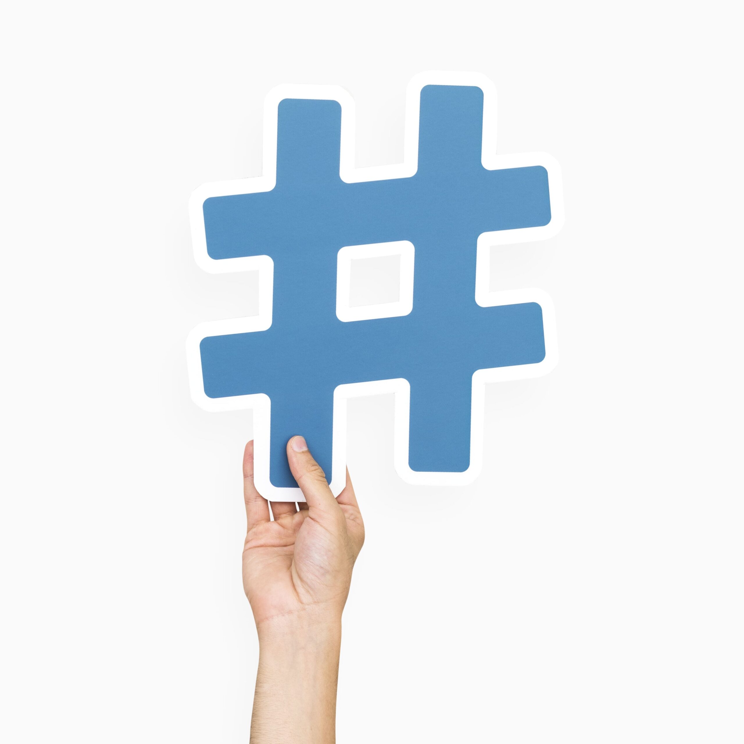 Ilustrasi tangan memegang simbol hashtags