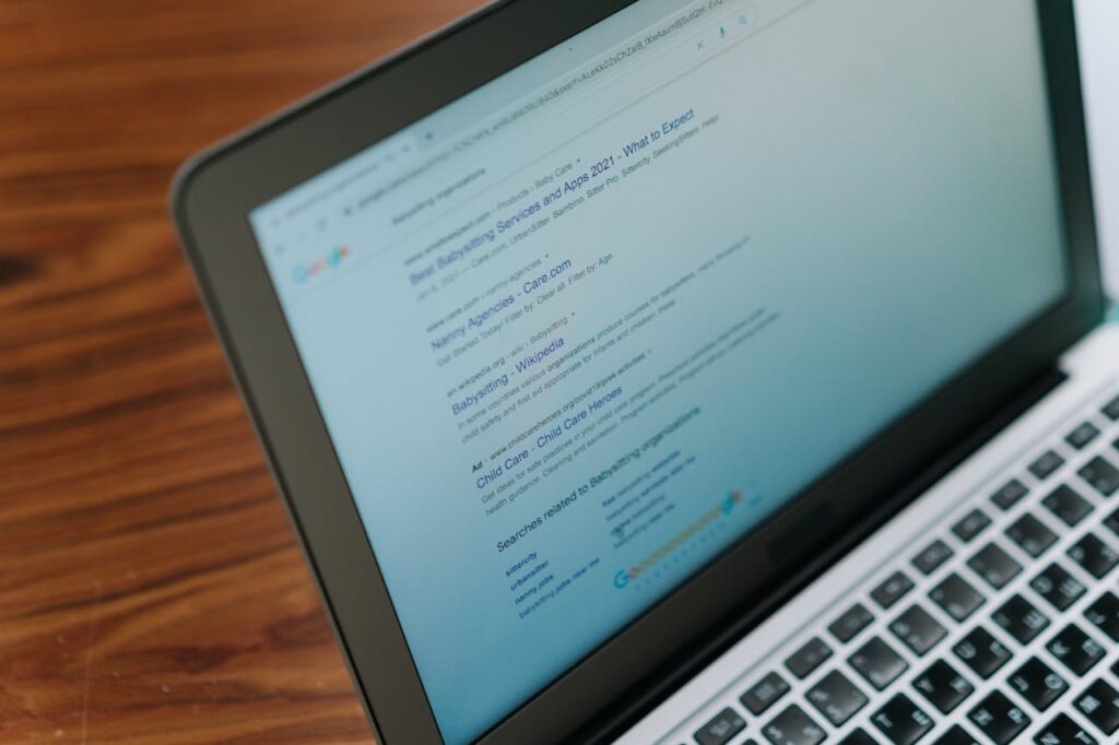 seseorang browsing di Google pakai laptop
