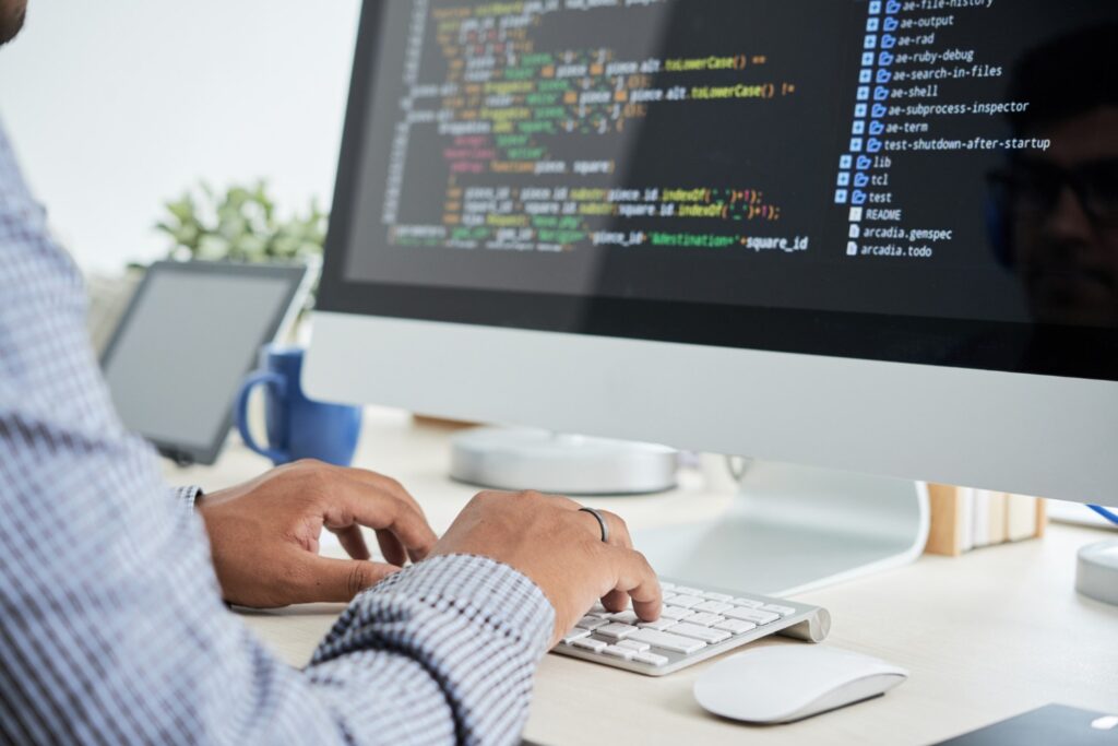 seseorang sedang mengetikkan barisan code html di komputer
