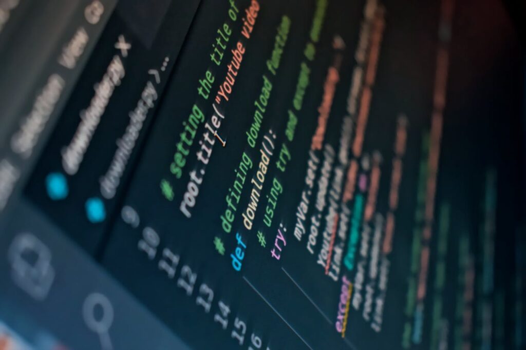 layar komputer menunjukkan barisan kode html