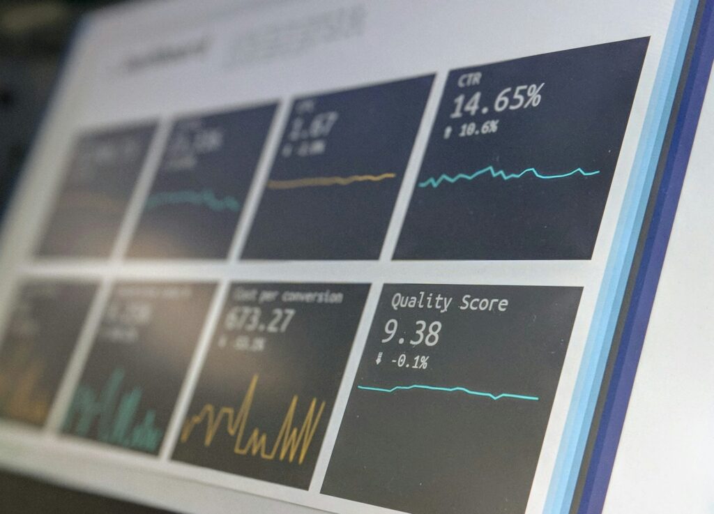 layar komputer menunjukkan hasil analisa di dasbor analitik platform digital marketing, periklanan, atau SEO