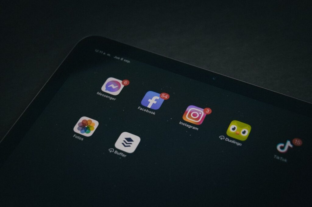 ponsel dengan berbagai aplikasi media sosial