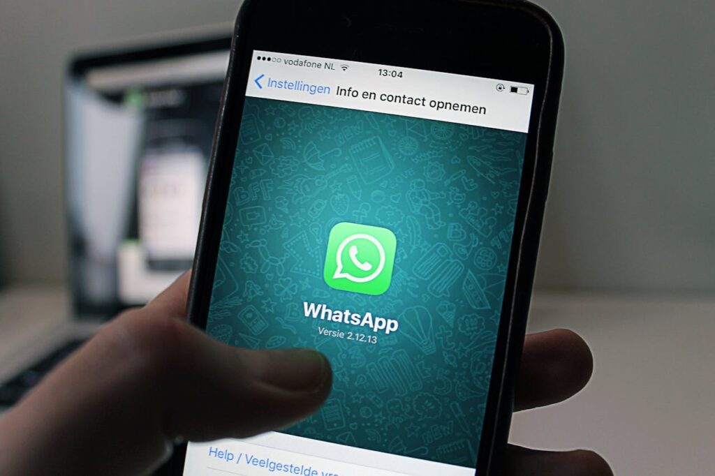 seseorang sedang menginstal aplikasi whatsapp