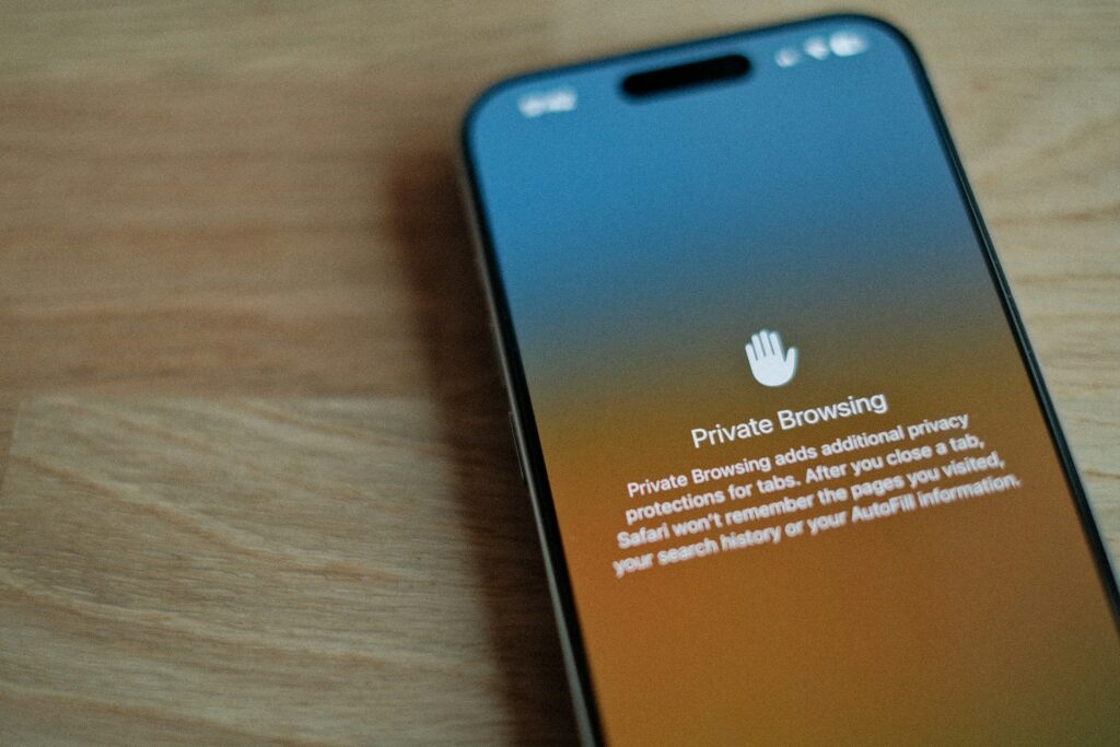 ponsel yang menyala menunjukkan private browsing