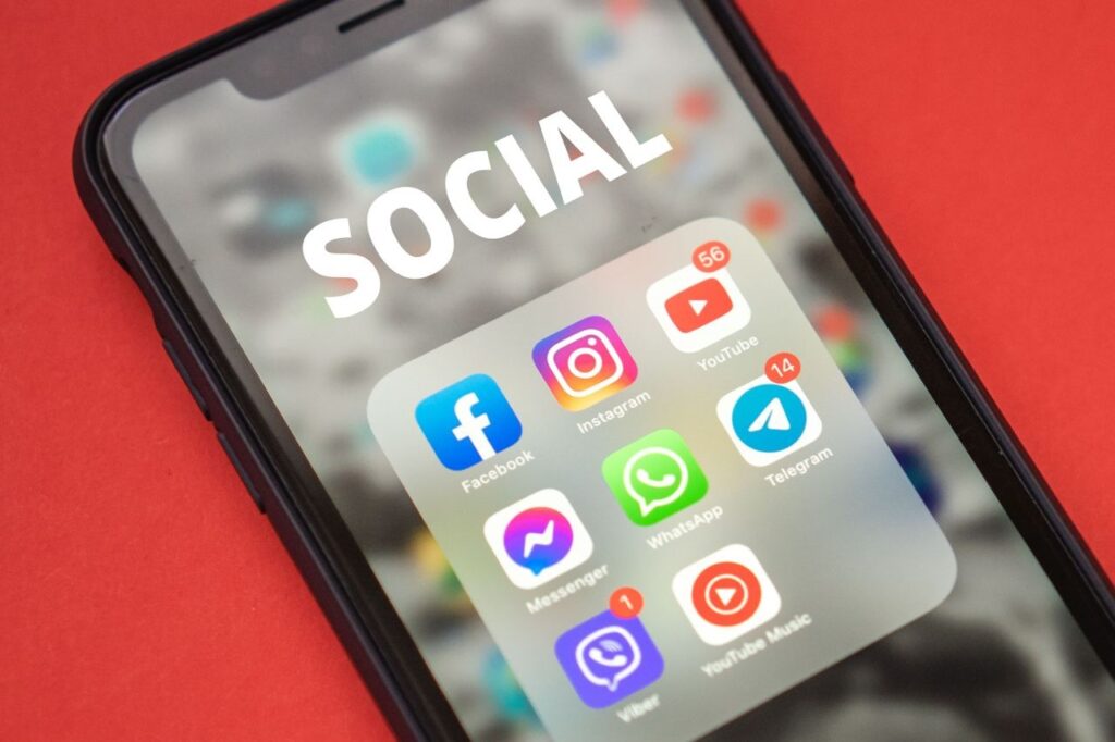 ponsel dengan berbagai aplikasi media sosial
