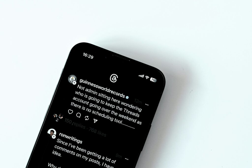 foto closeup ponsel yang menyala dan menunjukkan timeline di aplikasi threads
