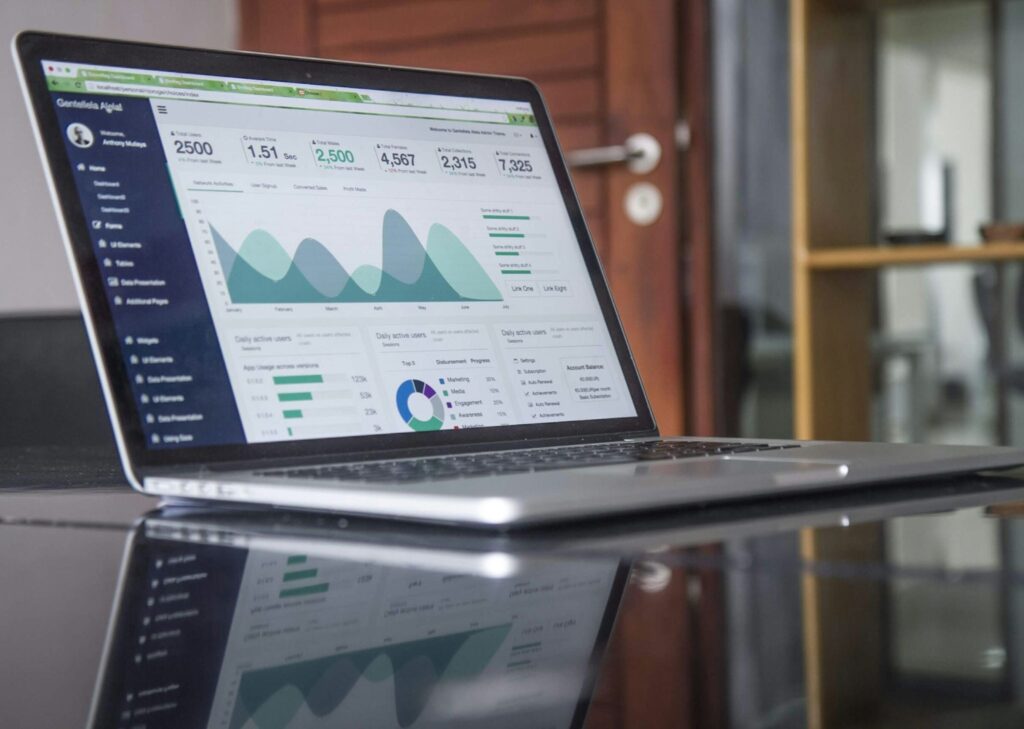 laptop yang menyala menunjukkan data statistik website